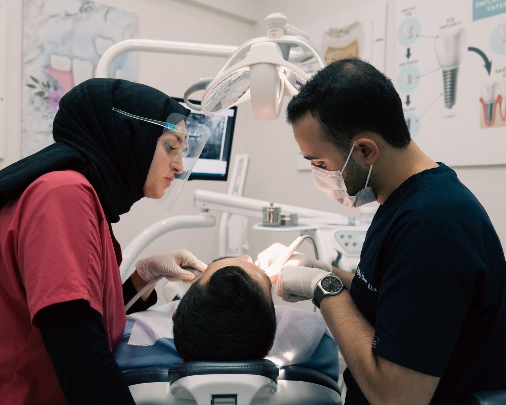 Gingiile care sângerează la periaj: ce înseamnă și ce faci în primele 90 de zile