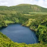 Două lacuri de crater, unul albastru și unul verde, înconjurate de dealuri înverzite pe o insulă din Atlantic