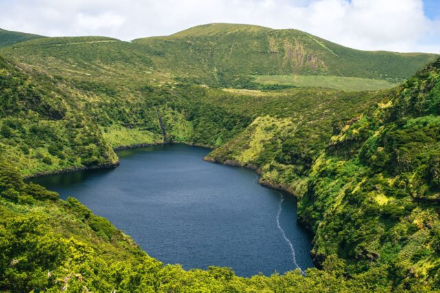 Două lacuri de crater, unul albastru și unul verde, înconjurate de dealuri înverzite pe o insulă din Atlantic