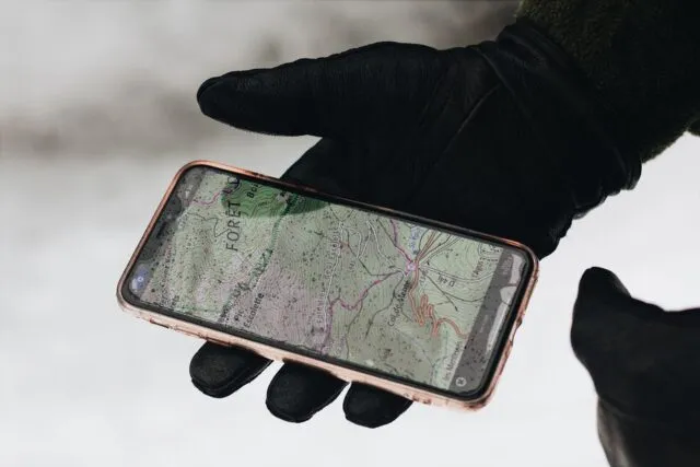 Telefonul în excursie: ce setezi acasă, ca să nu rămâi pe drum fără el